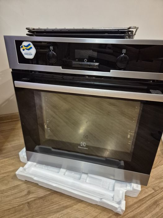 Piekarnik Electrolux, model EZA5420AOX.
Jest to wielofunkcyjny piekarn