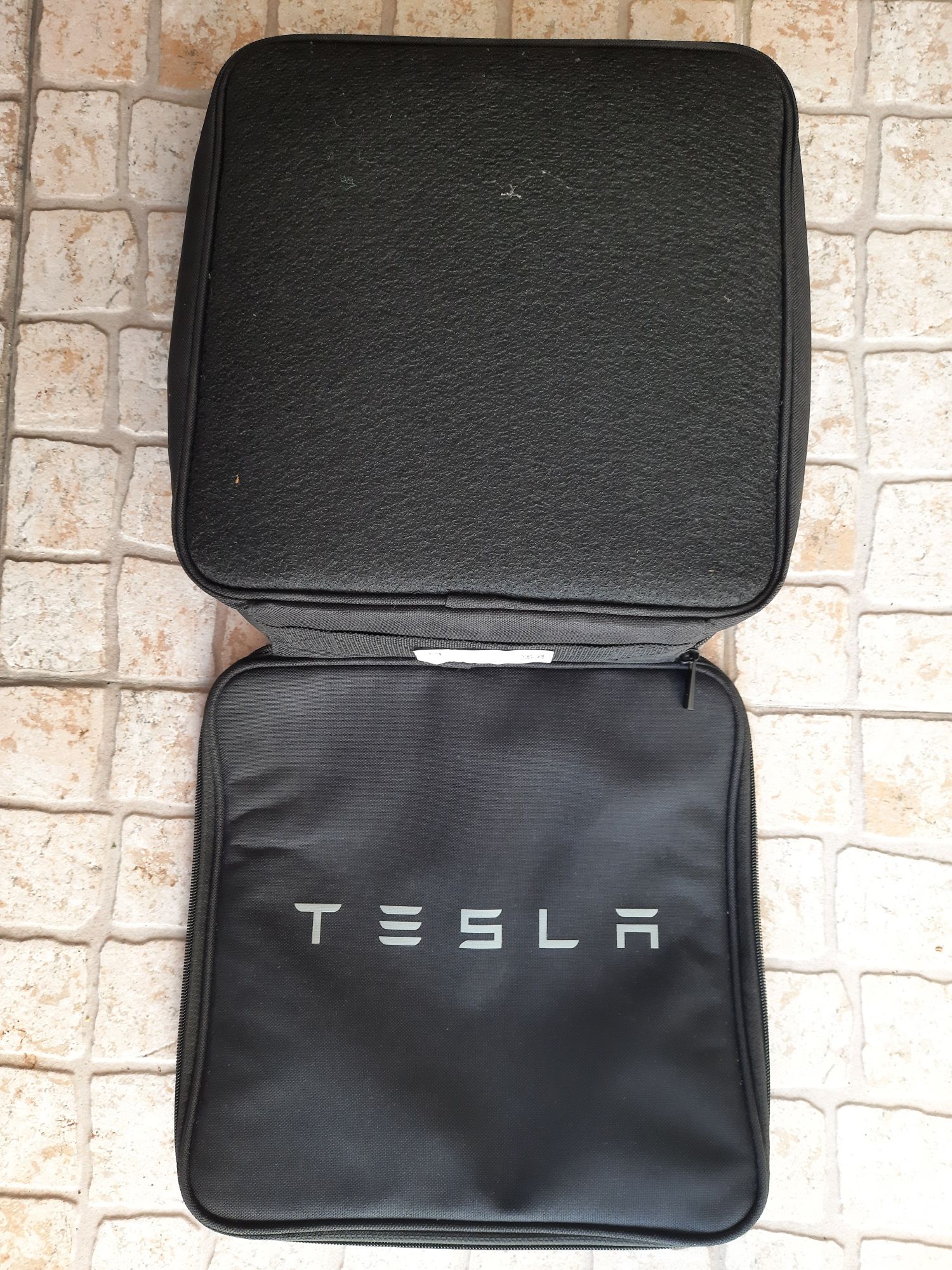 Mala Tesla, saco + cabo BMW e Cintos traseiro VW