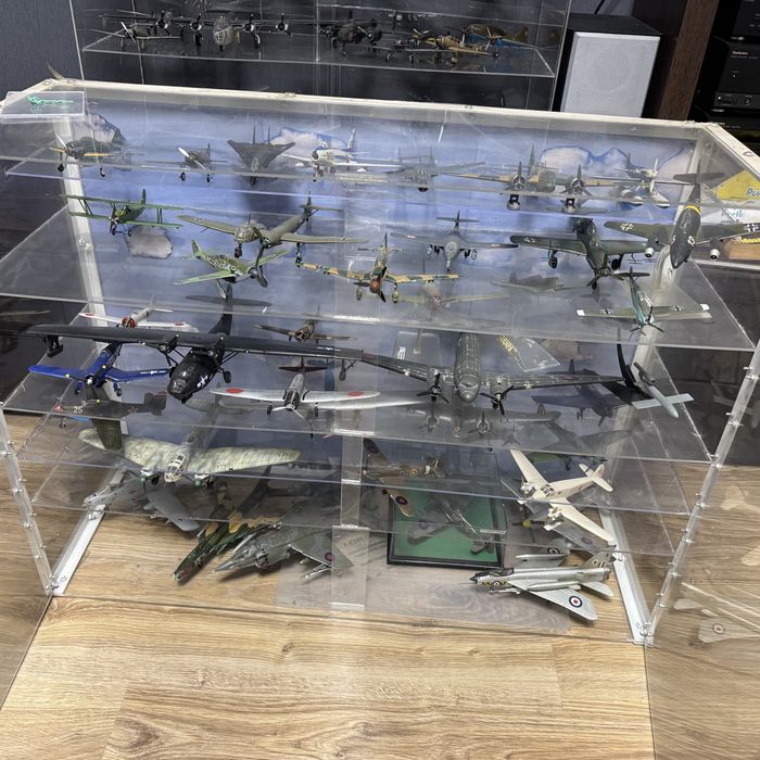 Шафа з оргскла. Використовувалась для стендових моделей.