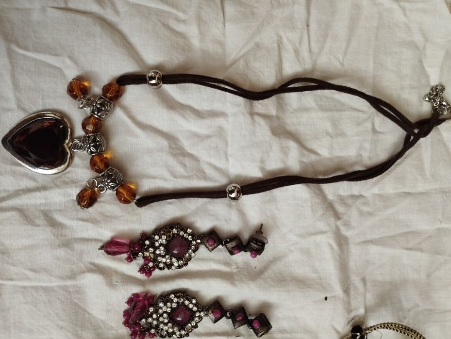 Біжутерія . Два кулони .Два намиста