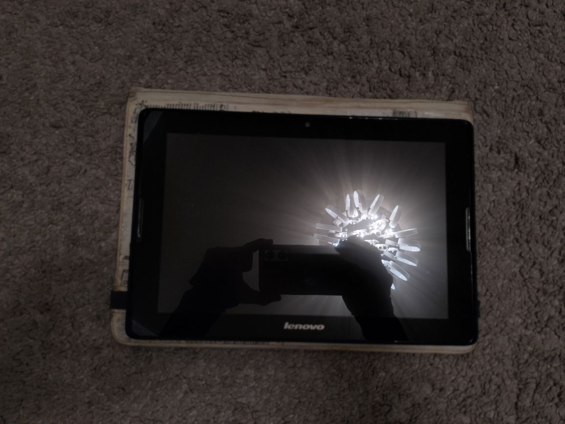 Планшет Lenovo ( на запчастини )