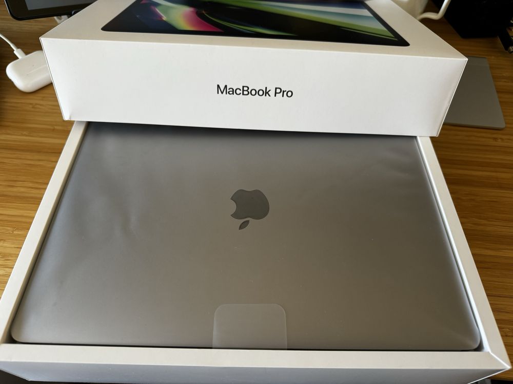 Oferta Imperdível: MacBook Pro 13.3" M1 de 2020, Quase Novo na Caixa!