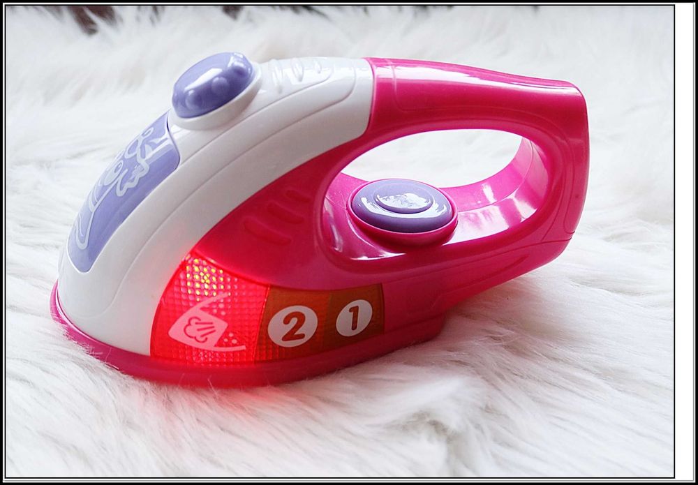 Zelazko zabawka , swieci i wydaje dzwiek