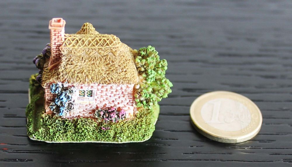 Casinha do campo inglesa em miniatura da "The Leonardo Collection"