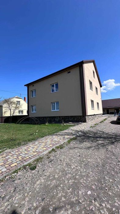 Продається чудовий двоповерховий будинок у мальовничому селі Малинівка