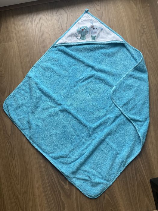 Niebieski ręcznik z kapturkiem