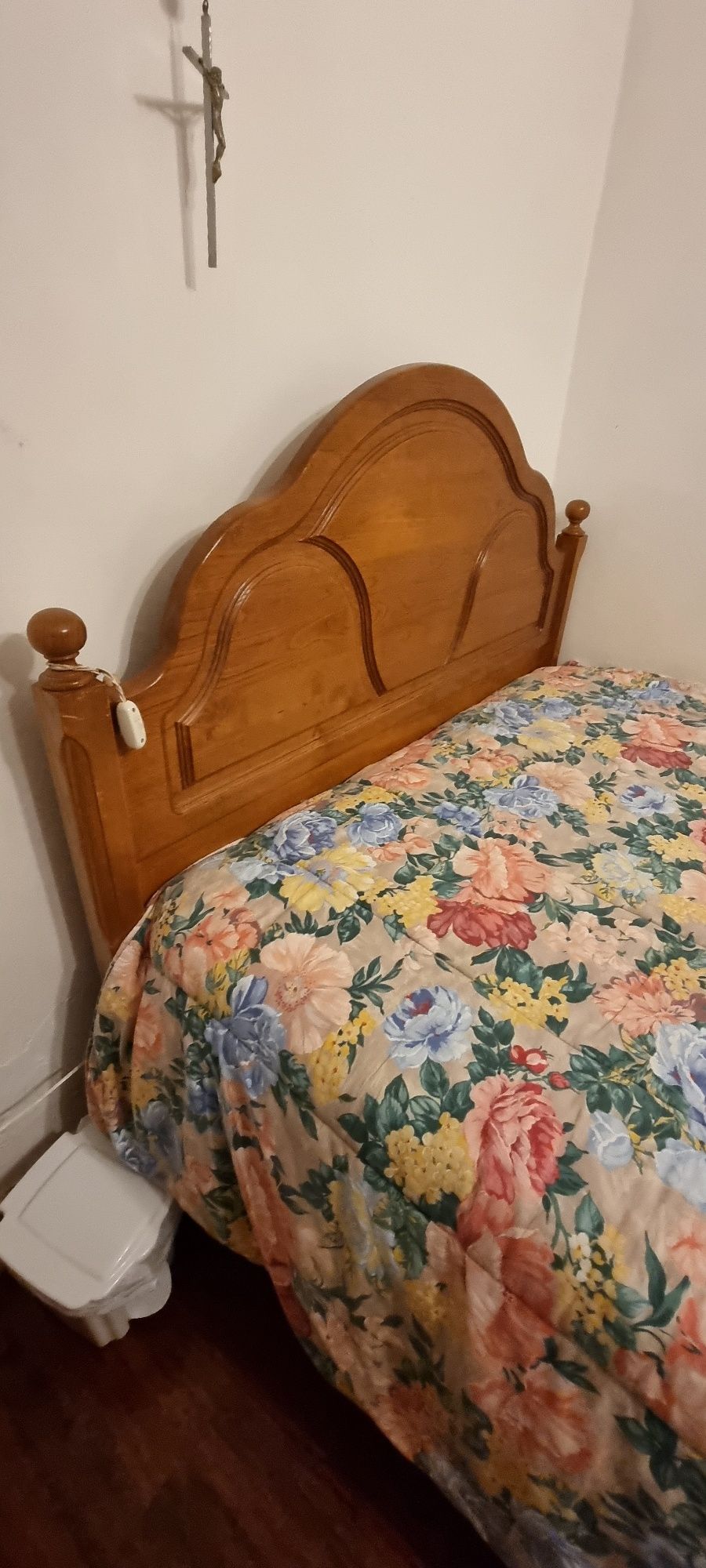 Cama de Madeira massica + Comoda + 2 Mesinhas