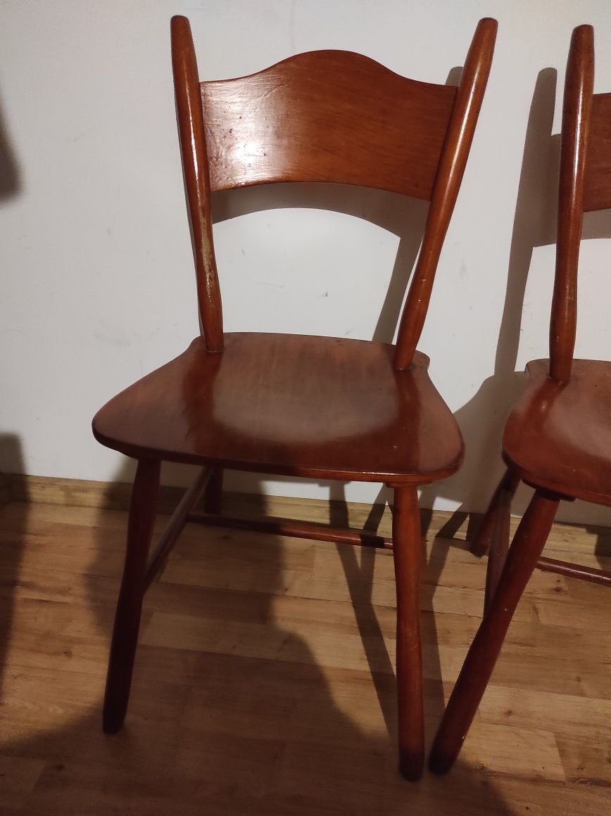 Dwa krzesła oraz dwa taborety. Drewno.