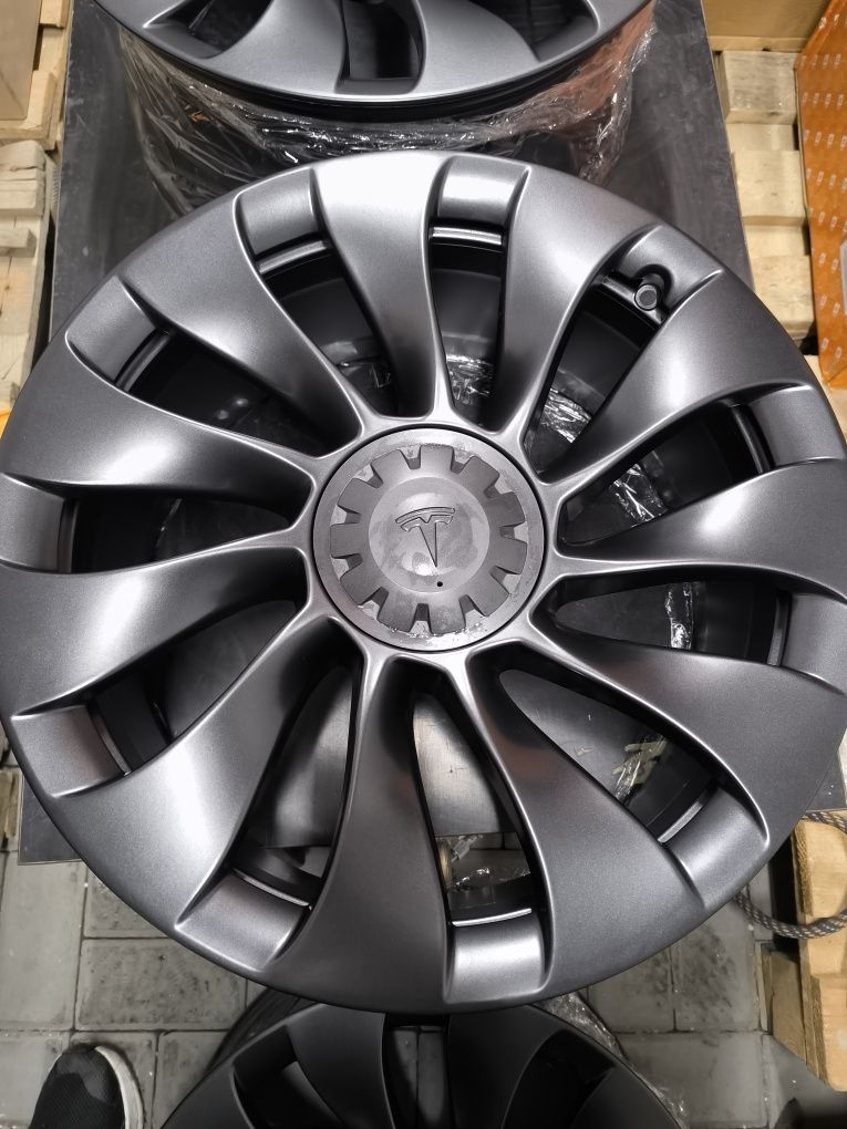 Комплект оригінальних дисків на Tesla Model Y R20