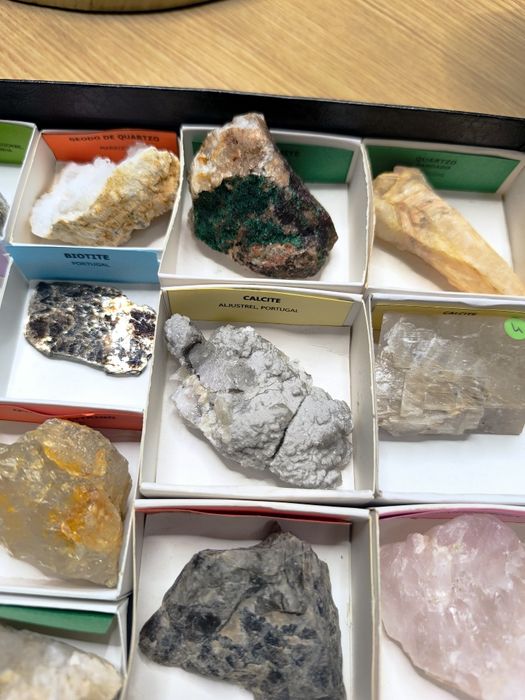 Conjunto de 17 minerais