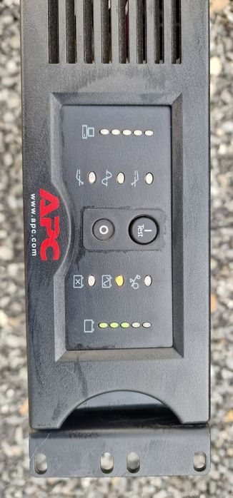 Smart UPS 1500 APC SUA1500RMI2U z kartą sieciową.