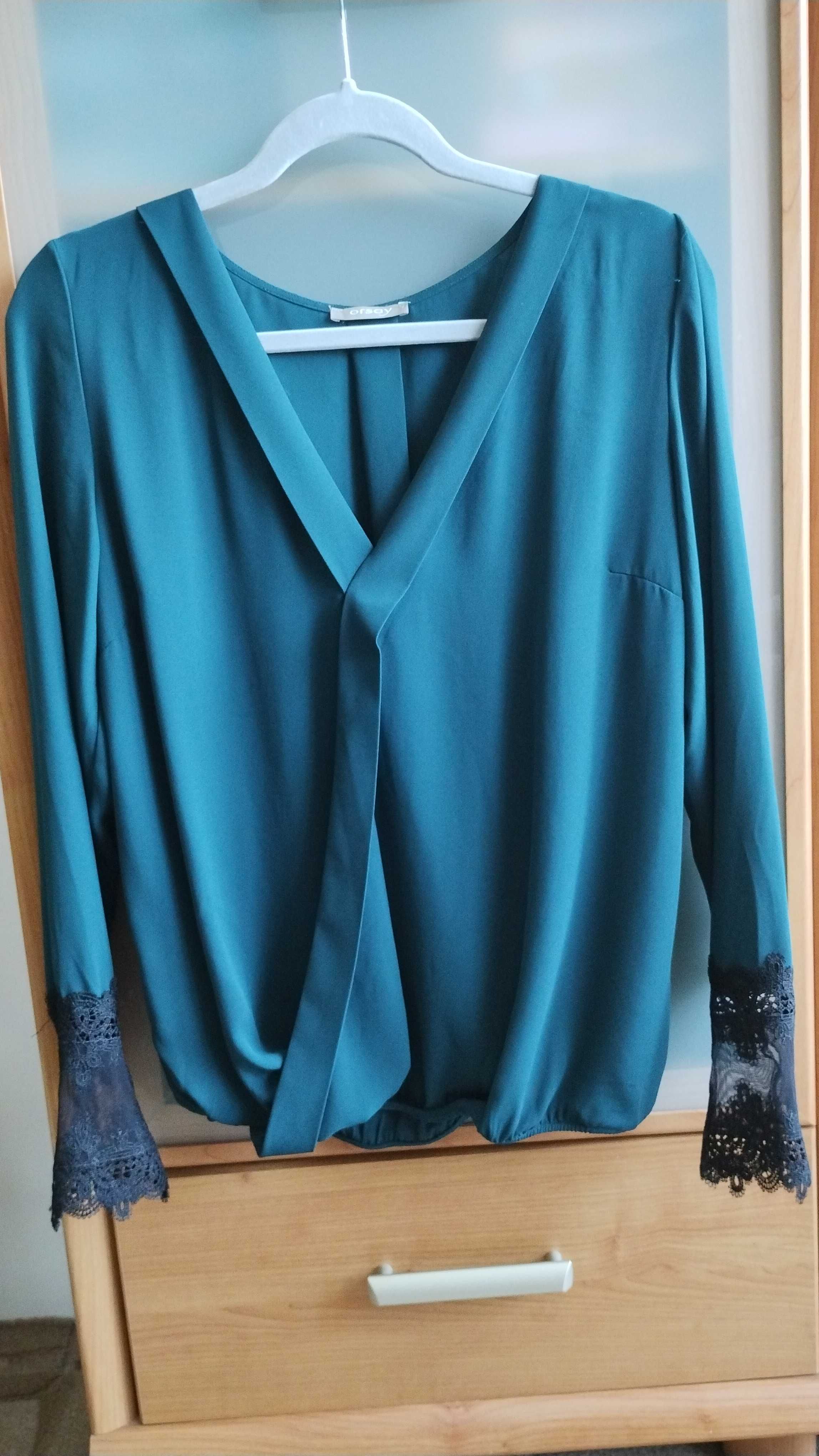 Elegancka bluzka z kopertowym dekoltem V.