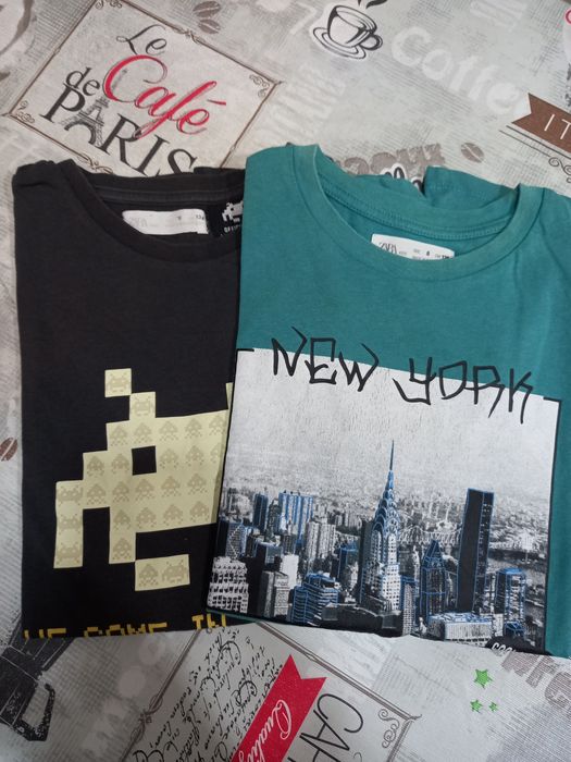 Pack de duas t-shirts. Uma preta e outra verde.