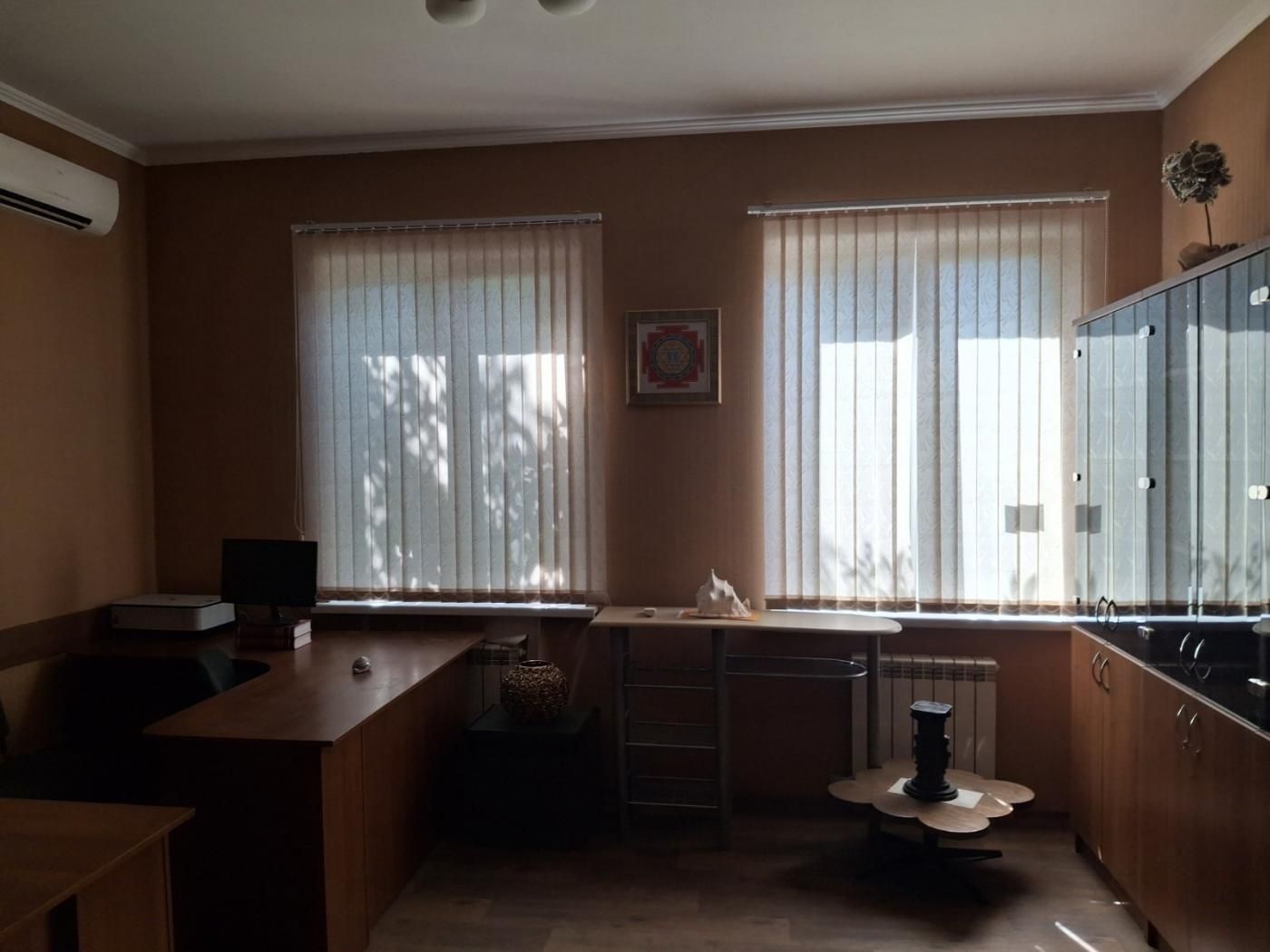 Оренда приміщення з меблями в Центрі