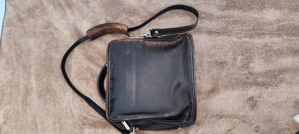 Mala tiracolo em pele usada