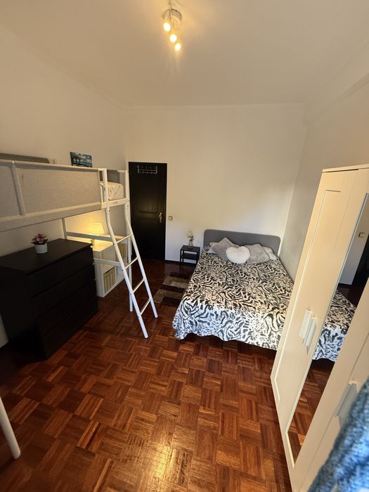 Quarto c 2 camas para arrendar a 800 m da estação de Entroncamento