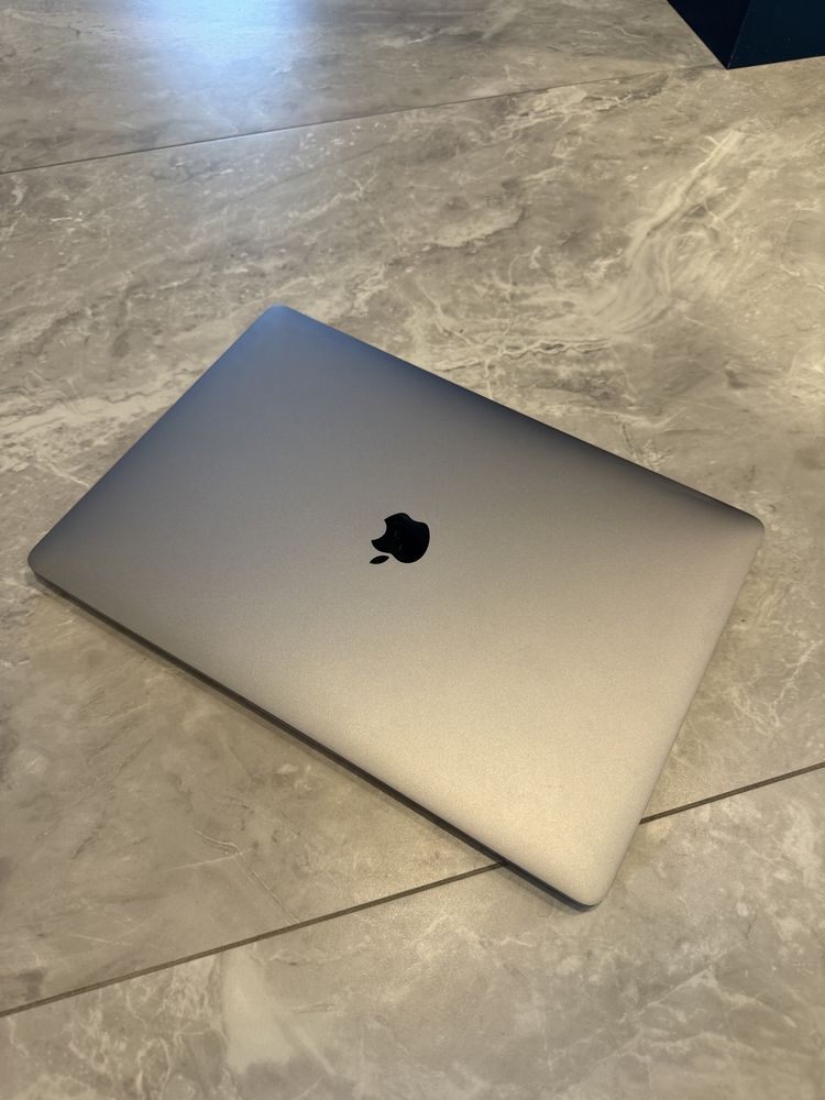 MacBook Pro 2017 15" touchbar 16gb ram 512gb ssd