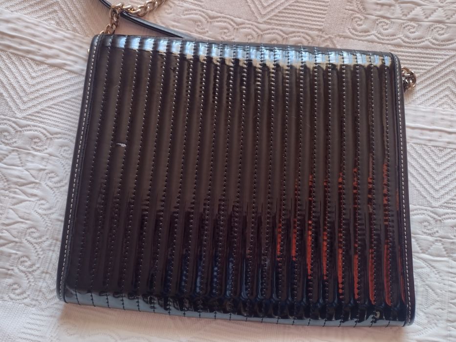 Czarna lakierowana torebka Mohito