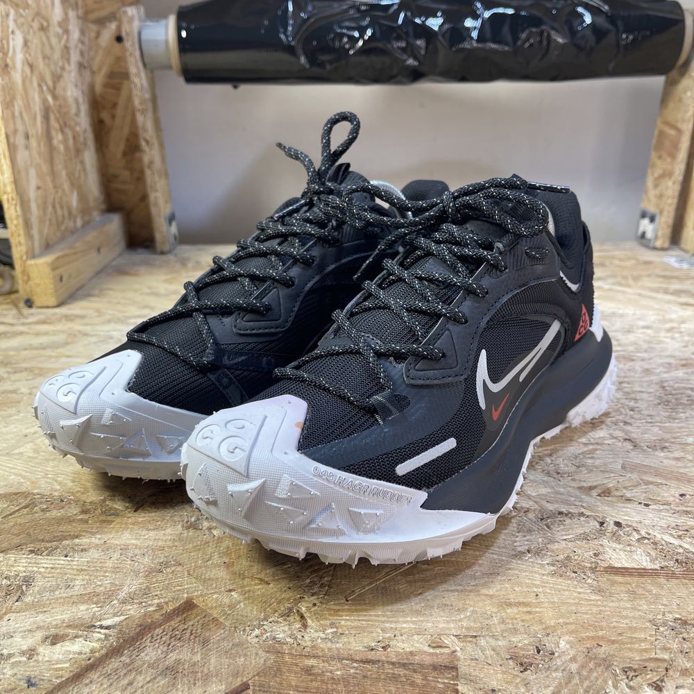 Чоловічі кросівки Nike Acg Mountain Fly 2 Low Gore Tex Black White Red