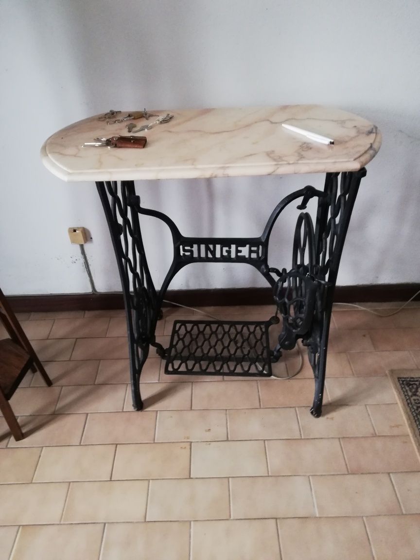 Mesa com pé de ferro e tampo de mármore