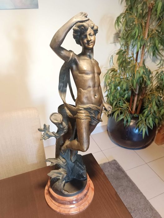 Estatueta de Apolo, com 62cm de altura e 13kg de peso
