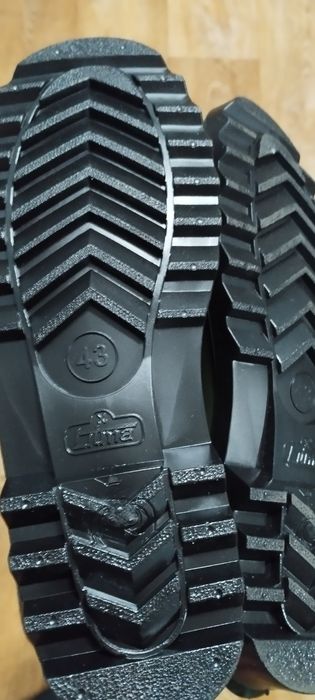 Новые резиновые сапоги.