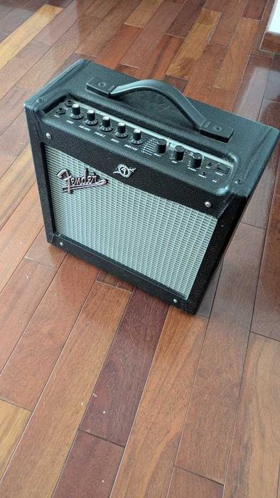 Fender Mustang I V2 Guitar Amp – Great for Practice