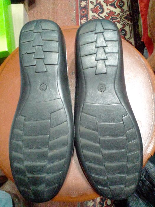 Взуття жіноче різне, чотири пари.Дивіться будь ласка