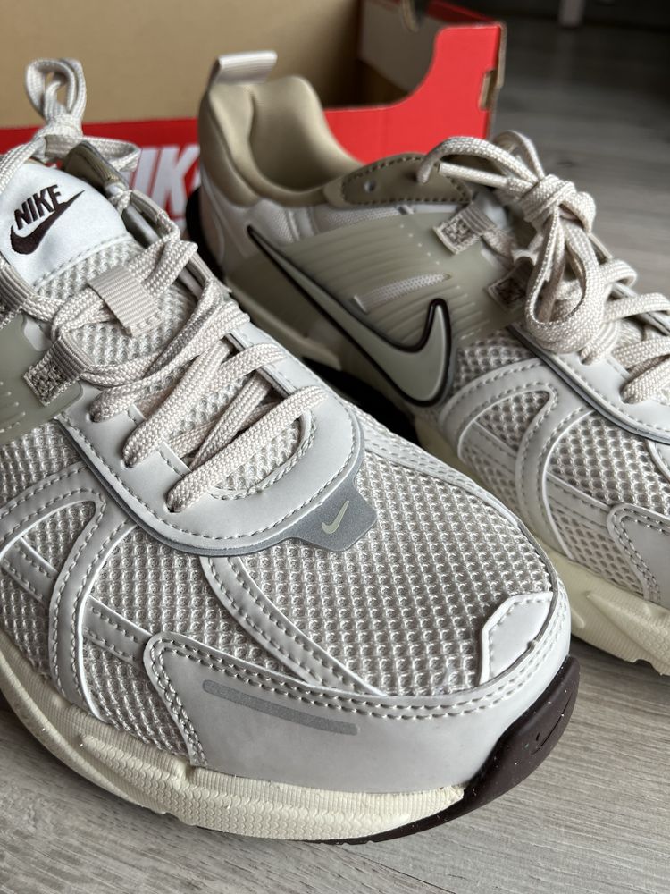 Nike Sportswear V2K RUN - Sneakersy niskie