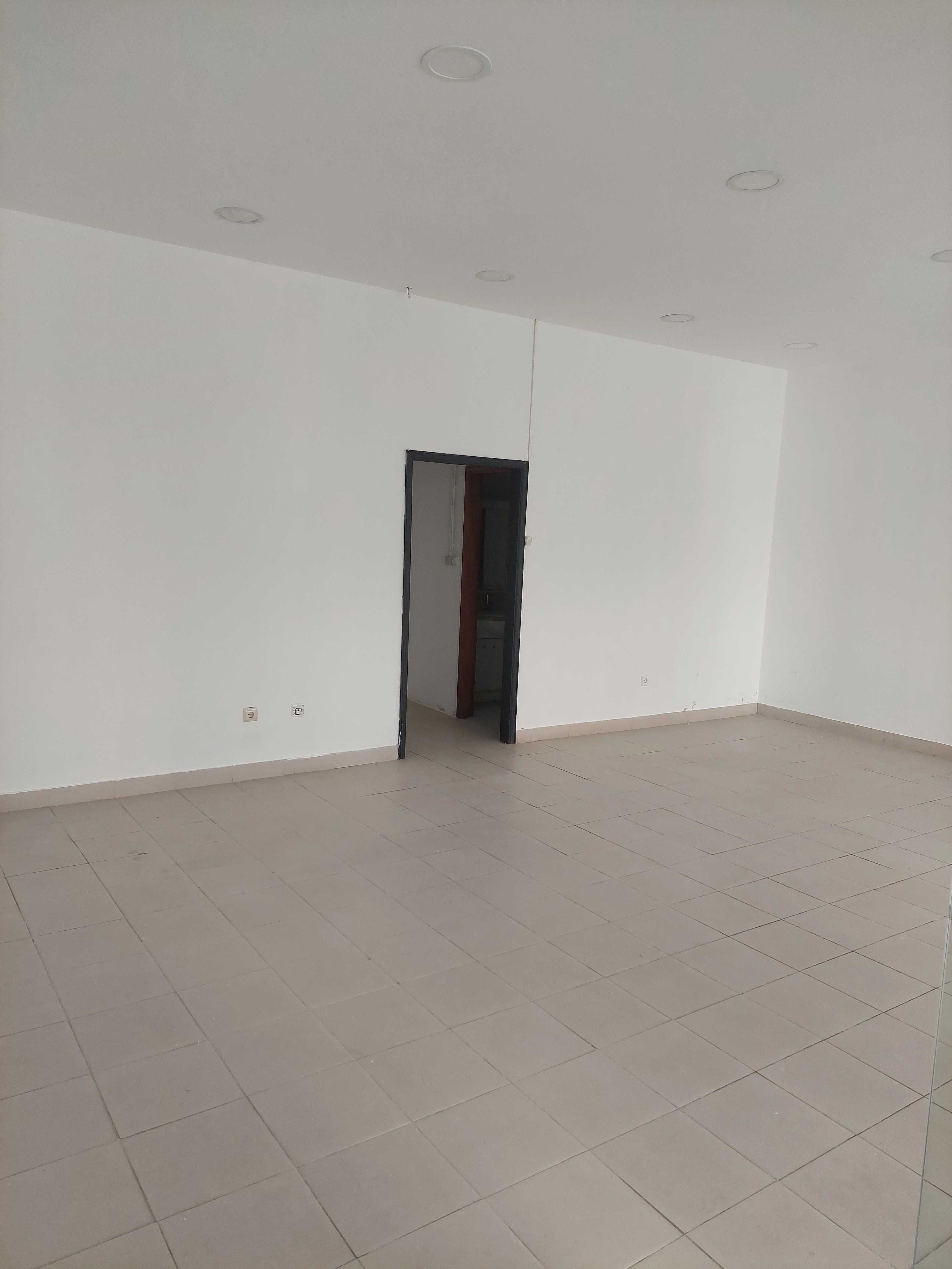 Espaço Comercial Renovado - local movimentado, aguas santas maia