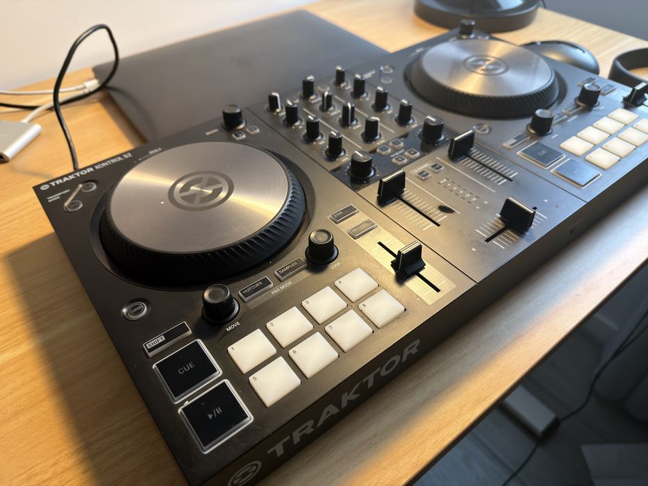 Controladora Traktor S2 Mk3