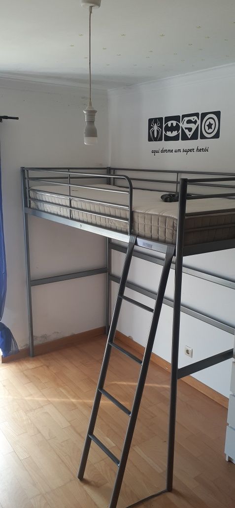 Cama alta de ferro