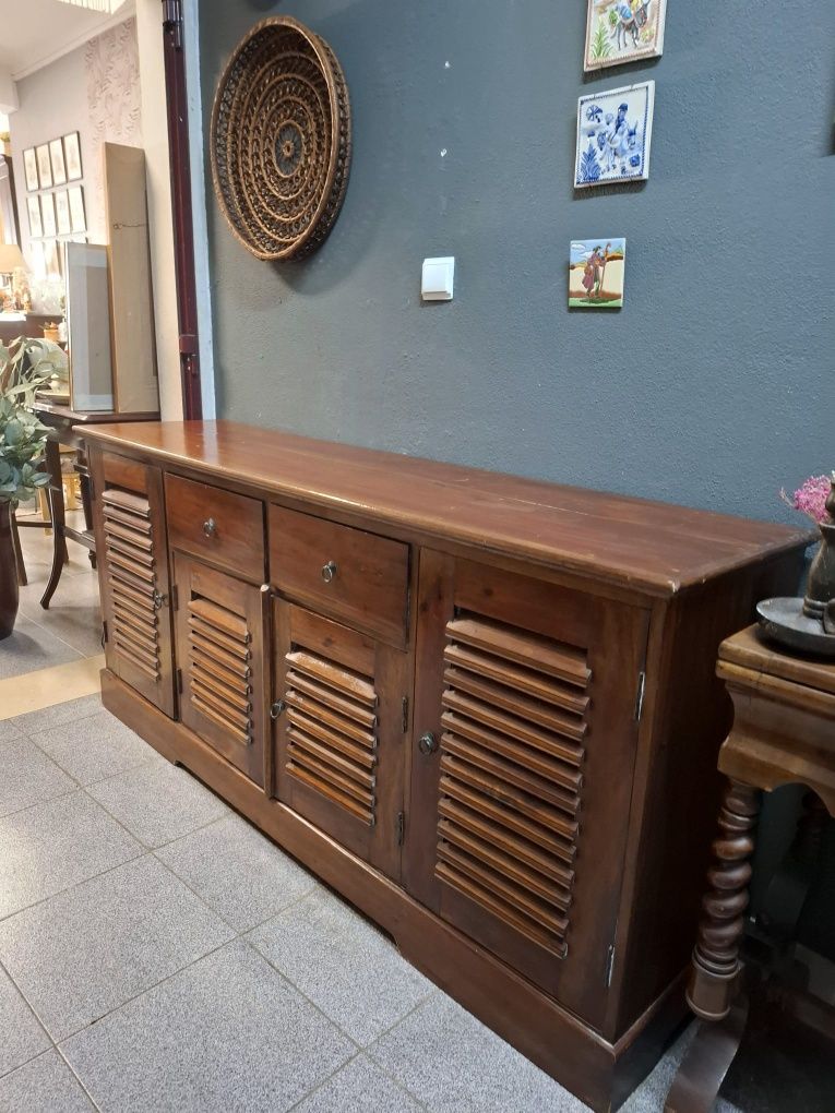 Aparador em Madeira Maciça com Portas de Ripas.