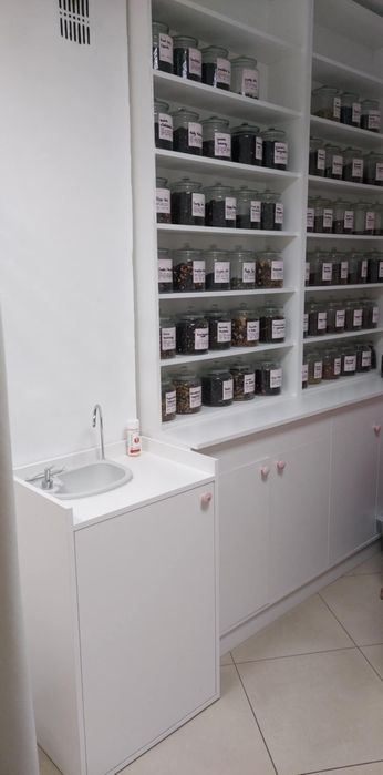 Regal sklepowy z kawami I herbatami