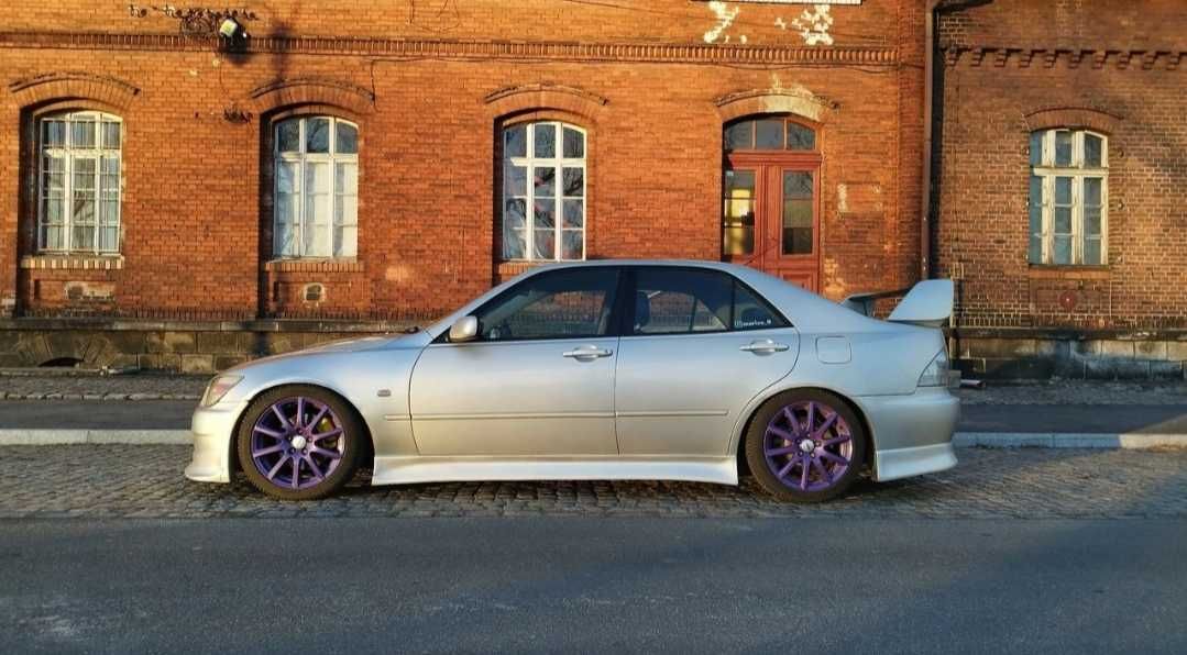 Lexus IS200  2000r