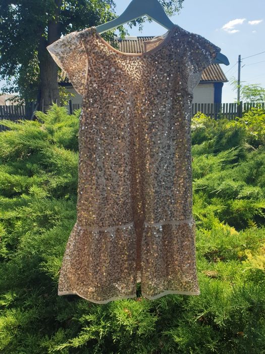 Одяг в асортименті.