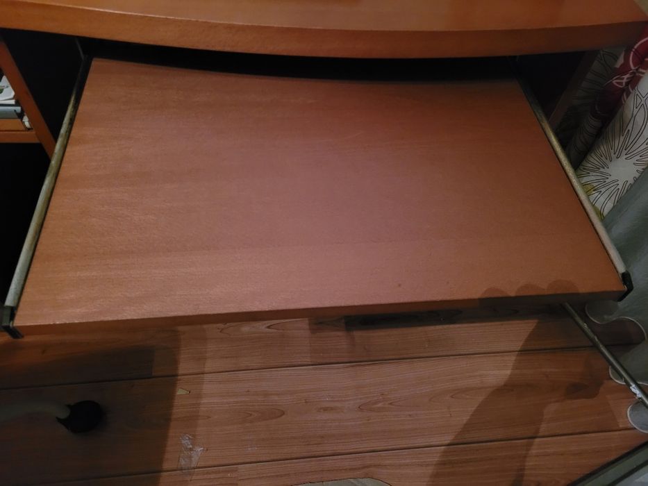 Secretária em madeira de cor castanha para computador