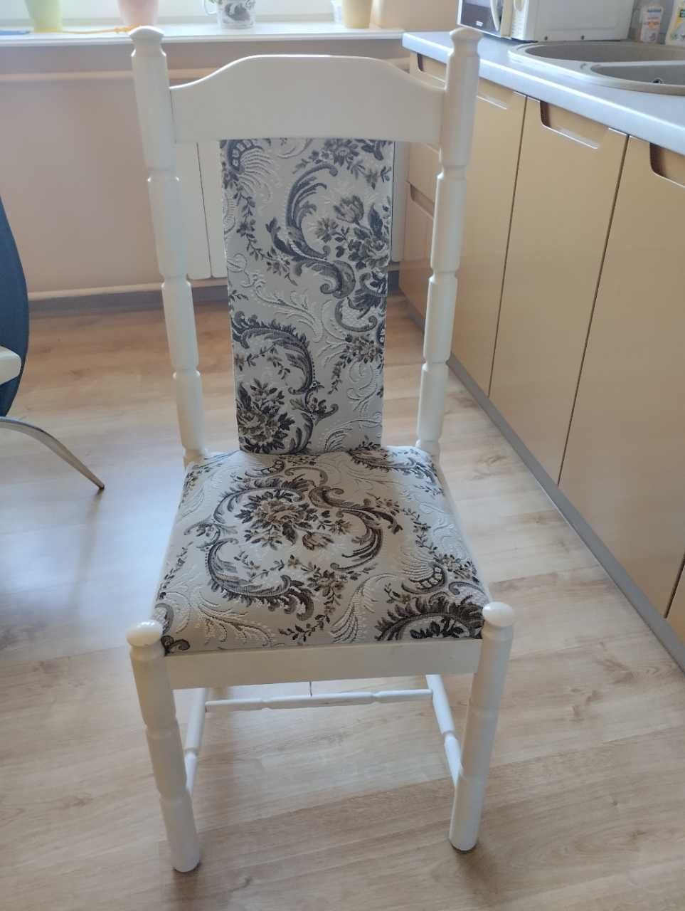 Białe krzesła do salonu