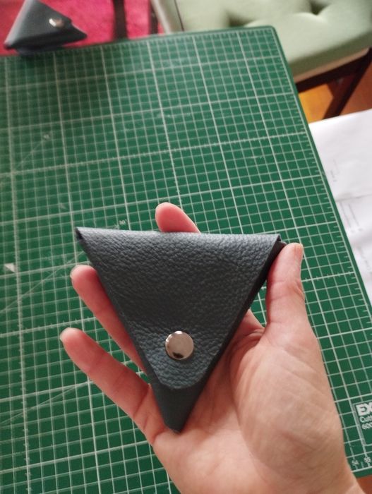 Porta moedas triângulo em pele handmade