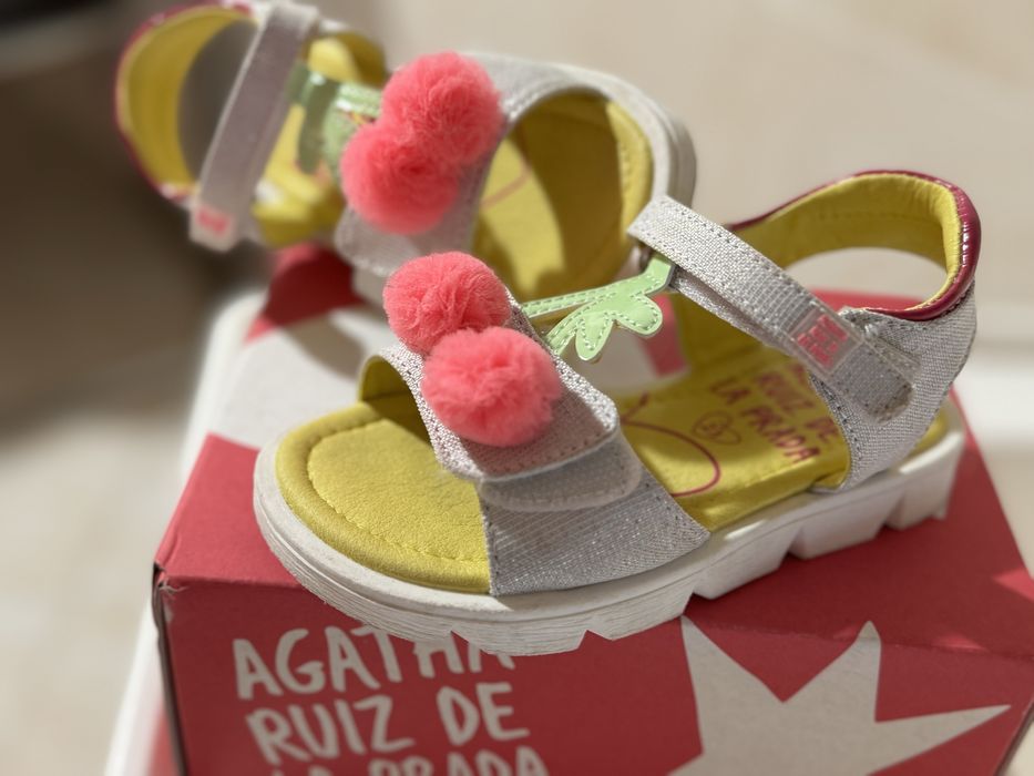 Vendo sandálias menina