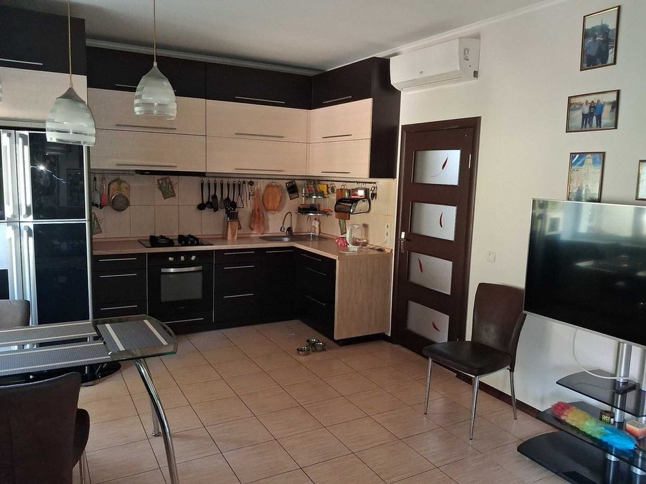 Будинок з ремонтом та басейном у Крюкові