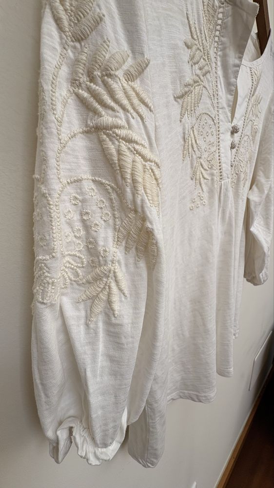 Blusa marca Lloyds manga curta em balao bordada