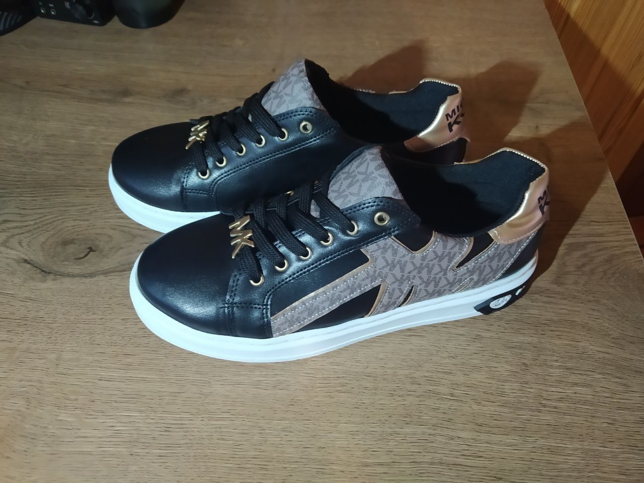 Продам жіночі кросівки Michael Kors