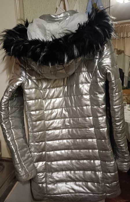 Серебристая стёганая куртка с красивым капюшоном