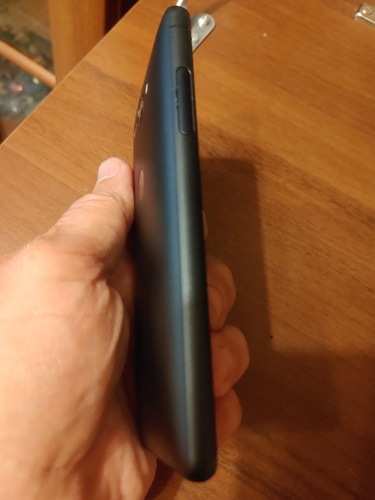Sony Xperia XZ2 Compact 
Экран:5 ", 2160x1080 (18:9),