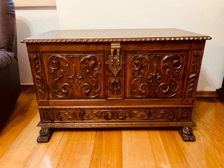 Baú em madeira com detalhes e chave