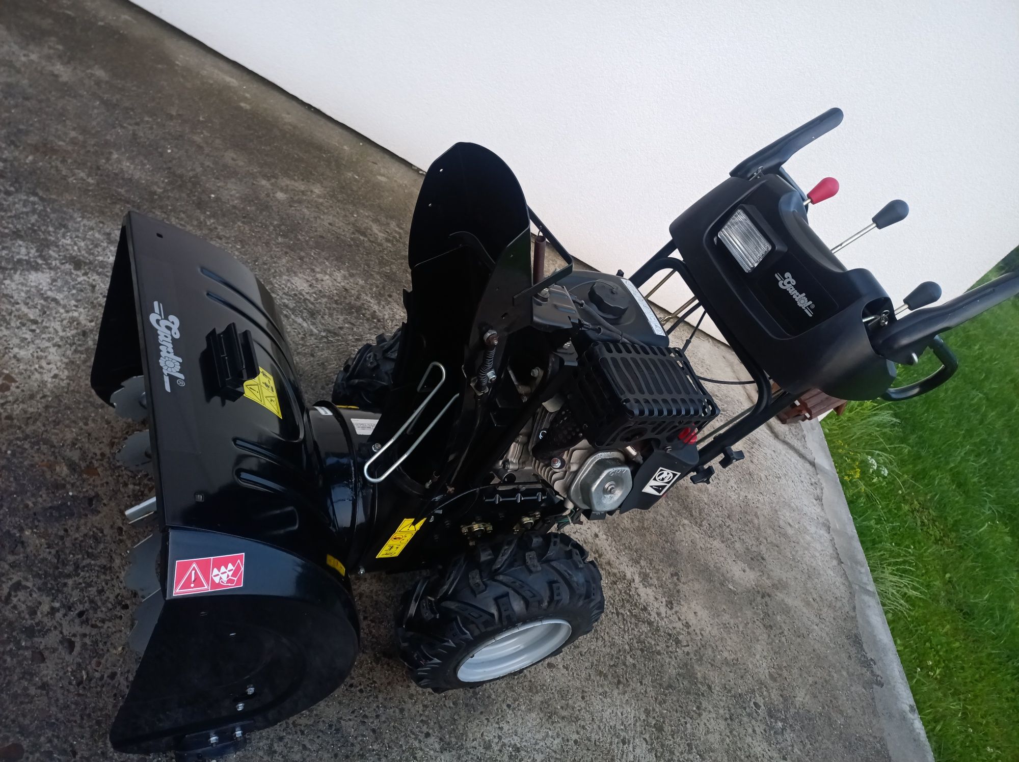 Odśnieżarka Gardol  szerokość 69,5cm moc 8,5KM ,Husqvarna M