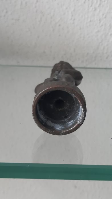 Figura antiga de criança em metal