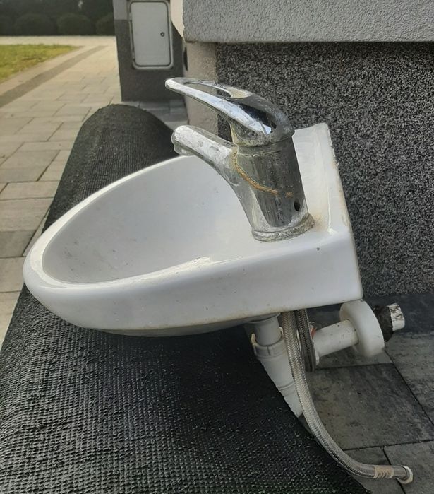 Umywalka z kremem i syfonem