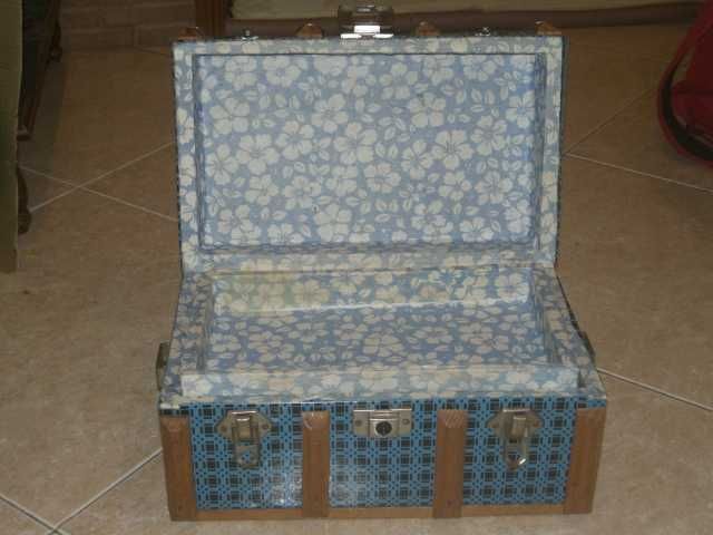 Bau pequeno antigo